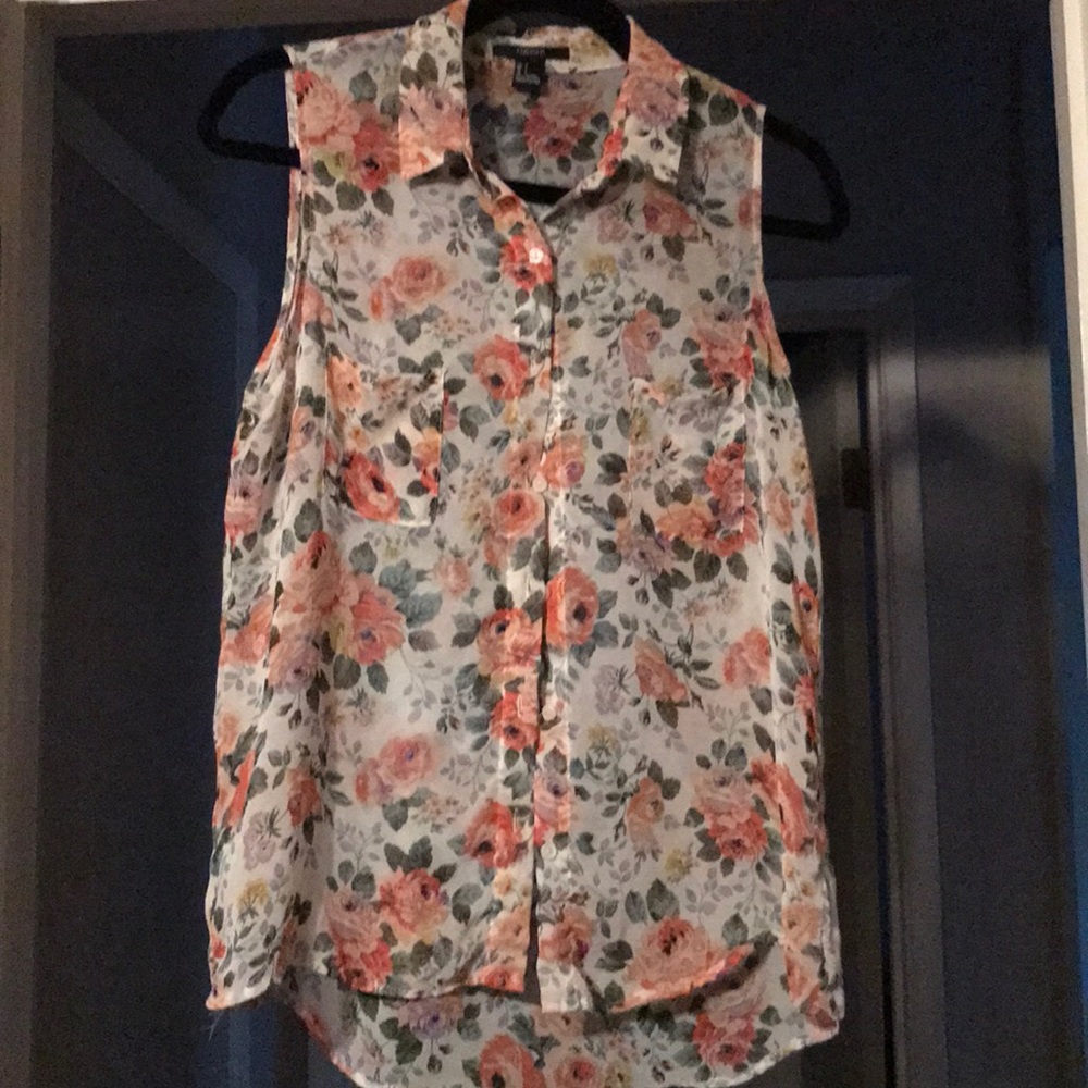 Floral sleeveless button-down top